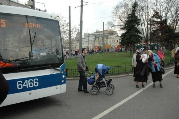 молебное пение в защиту веры, поруганных святынь, Церкви и ее доброго имени перед Храмом Христа Спасителя (12)