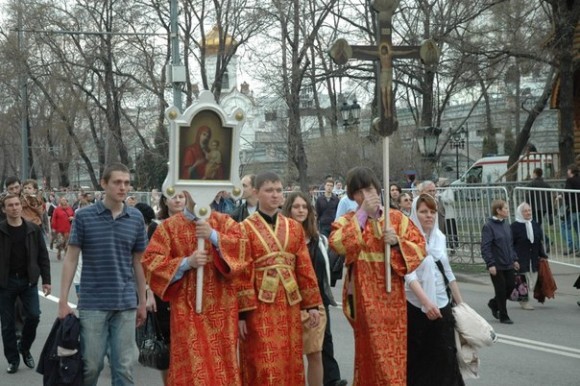 молебное пение в защиту веры, поруганных святынь, Церкви и ее доброго имени перед Храмом Христа Спасителя (15)