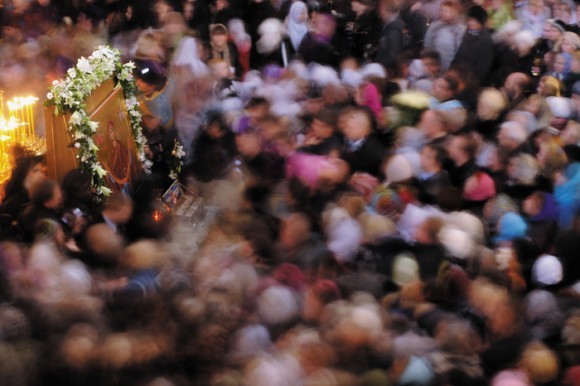 Во время пребывания Пояса Богородицы в России в конце 2011 года святыне поклонились более трех миллионов человек. По словам Татьяны Горичевой, западные СМИ намеренно умолчали об этом событии. Фото Итар-ТАСС.