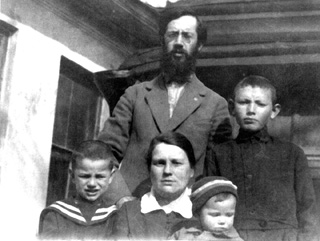 Наша семья. Родители: Владимир Амбарцумович и Валентина Георгиевна. Дети (слева направо): приемный сын Никита, Лида и Евгений.