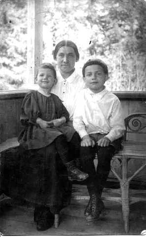 Хорошо с мамой Марусей и братишкой Женей. Манихино 1925г.
