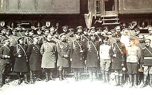 Штаб Маньчжурской армии и представители иностранных армий на станции Ташичао, 30 июня 1904 года www.pravoslavie.ru 