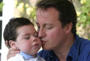 Дэвид Кэмерон со своим сыном Иваном, который страдал от церебрального паралича и эпилепсии и умер в фе в рале 2009 года
