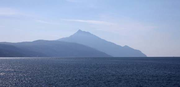 Впереди в небесной сини Святая Гора (горизонт между прочим ровный - это просто оптический обман зрения)
