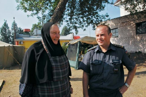Настоятельница Выксунского женского монастыря мать Антония во дворе городской пожарной части. 