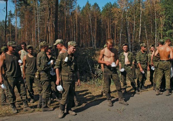 Солдаты направлены в лес расчищать образовавшиеся завалы и делать пожарные просеки. 