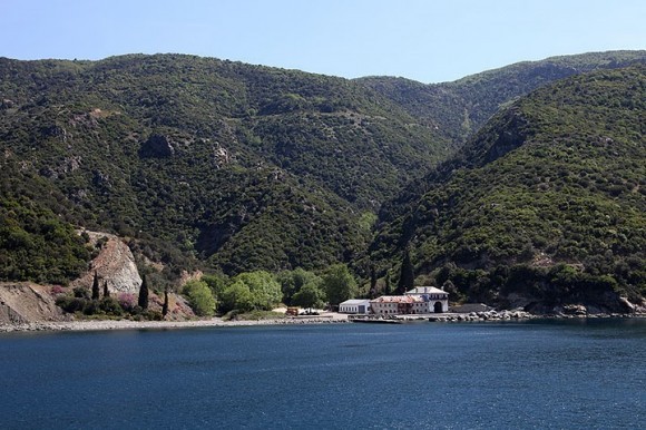 Пристань (по-гречески "арсана") монастыря Ксиропотам, проплываем мимо