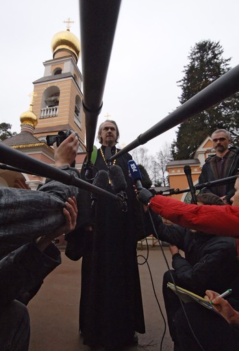 Протоиерей Владимир Вигилянский делает официальное заявление о кончине Святейшего Патриарха Алексия 5 декабря 2008 г.