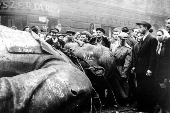 Разрушение памятника Сталину в ходе студенческих демонстраций 23 октября 1956 года
