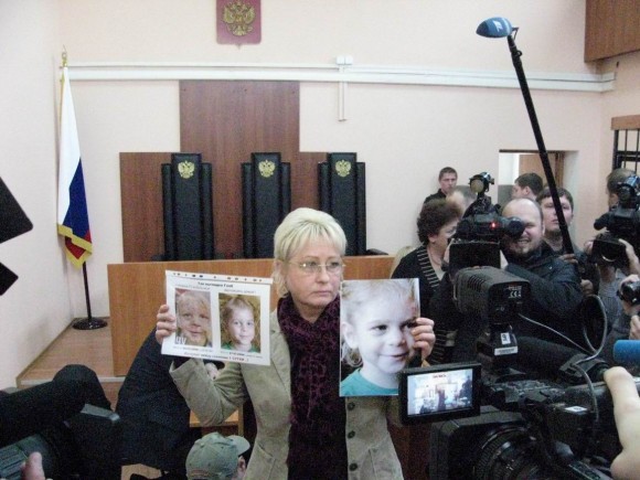 Лариса Агеева с фотографиями Глеба в суде