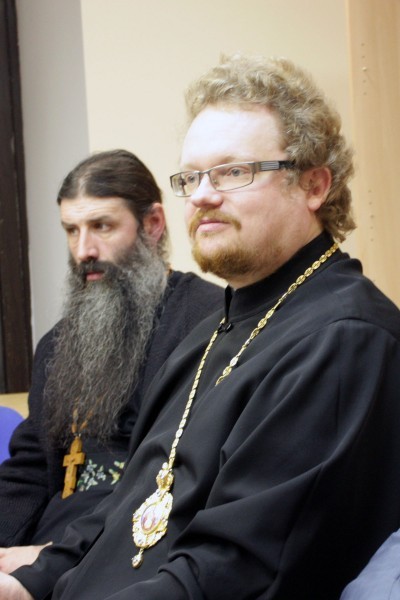 Справа - епископ Бронницкий Игнатий