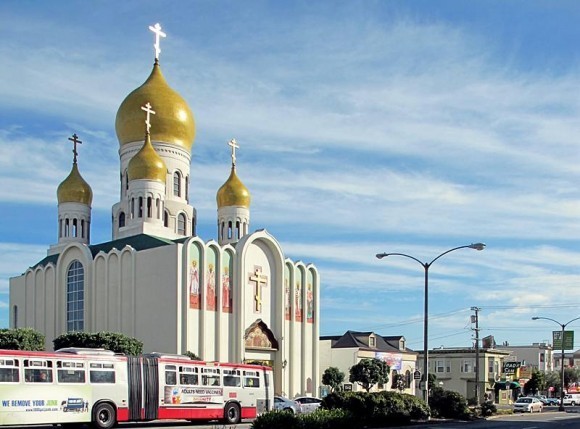 КафедКафедральный Собор Пресвятой Богородицы «Всех скорбящих радости» находится в русском районе Сан-Франциско