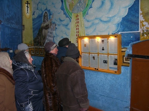 Стенд в притворе Богоявленского храма села Пахотный Угол Тамбовской епархии 