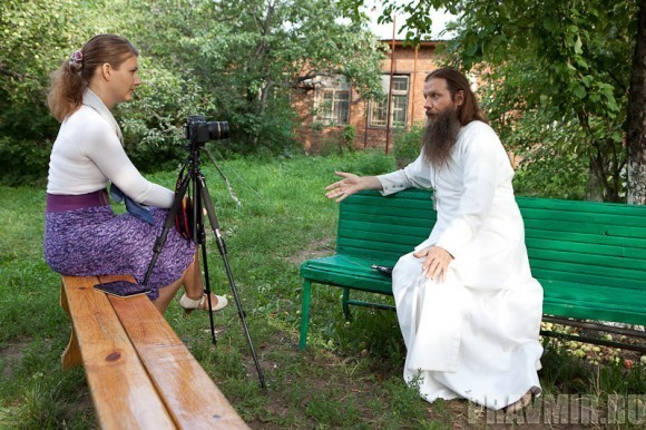 Беседа с протоиереем Артемием Владимировым. Фото Юлии Маковейчук (15)