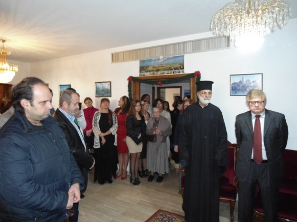 В костюме рядом со священником посол Рф в Ливане Засыпкин А.С.