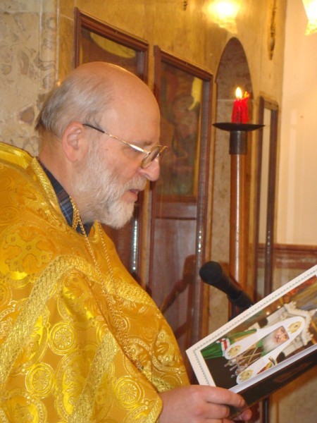 Батюшка зачитывает послание Святейшего Патриарха Кирилла верующим, это очень важная часть службы: русским Ливана важна связь с Родиной, особенно духовная поддержка.
