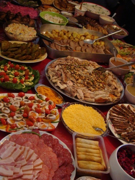 Блюда ливанской и русской кухни, преобладают крабовый салат, селедка под шубой, котлетки, колбаска из России, блинчики
