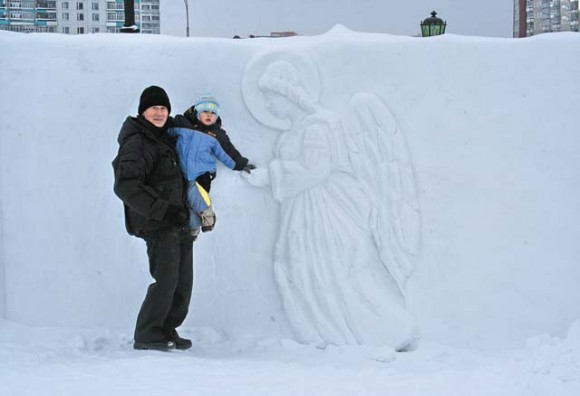 Нижневартовск. Ангел снежный... Вырезал мой муж на территории храмового комплекса на Рождество. Фото Ольги Пименовой 