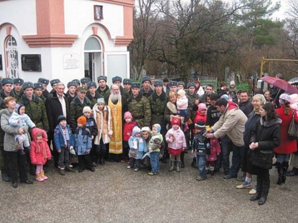 Геленджик. Мы на Рождество всем детям раздаём подарки. А солдаты — те же дети.  Фото Зои Якуткиной 