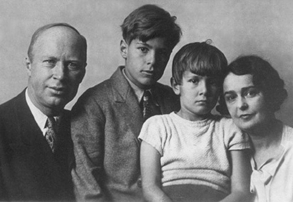 Сергей Прокофьев с семьей