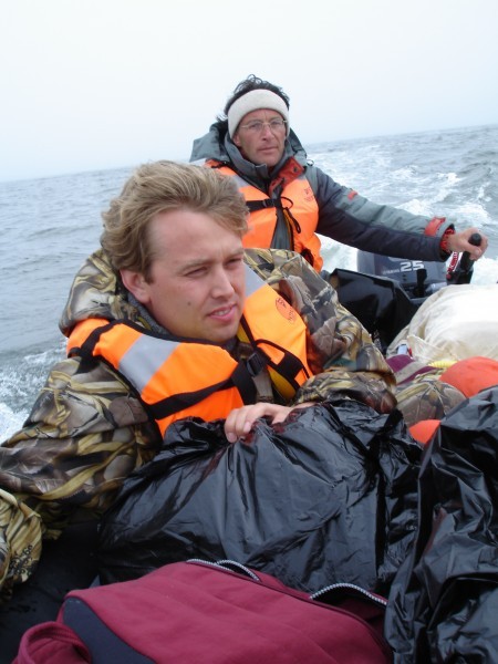 Фото с северного Сахалина, залив Пильтун. Переправляемся в шлюпке с судна на берег. Подготовка репортажа "Иноки моря"