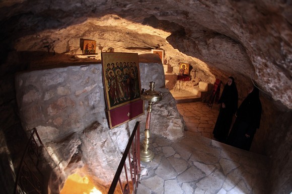 Храм в пещере, где спали ученики во время Моления Спасителя о Чаше