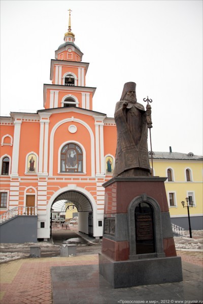 Памятник святителю Иннокентию перед зданием Якутской духовной семинарии