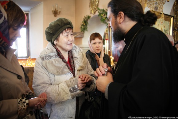 Епископ Якутский и Ленский Роман беседует с прихожанами