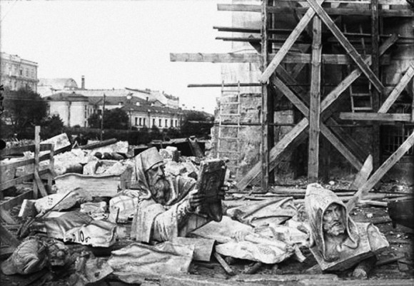 И тот же горельеф после разрушения храма. Фото www.xxc.ru.