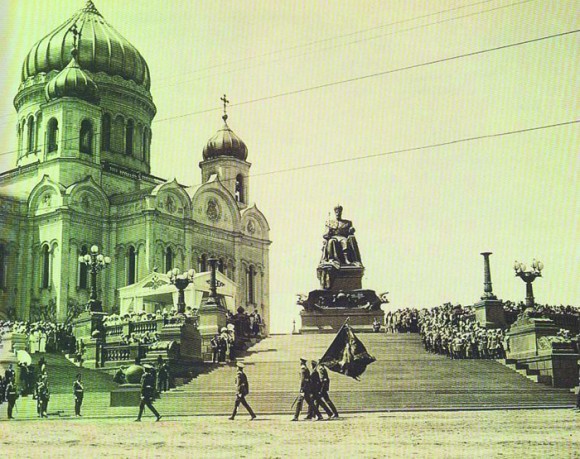 Торжественное открытие памятника Александру III в 1912 году (разрушен в 1918 году). Военный парад принимает император Николай II