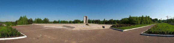 Обелиск на 1710-м километре. Автор Салават Фидаев. Фото с сайта panoramio.com