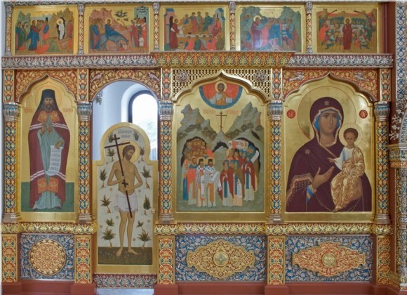 Икона Катынских новомучеников (справа от северных врат)