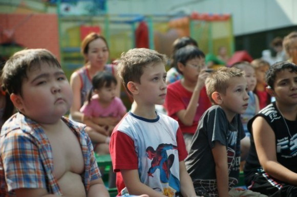 Якутские дети слушают духовный концерт. Фото: eparhia.ya1.ru