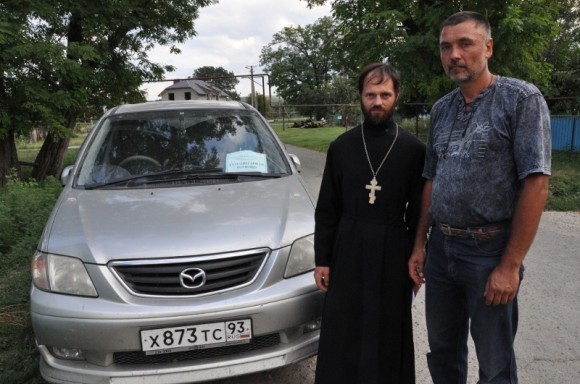 Волонтеры, которые развозят по домам помощь -  священник Николай Ларионов и Андрей Попов