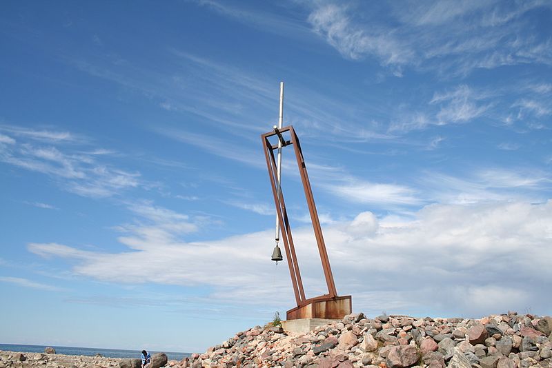 Памятник погибшим на пароме "Эстония" на острове Хийумаа
