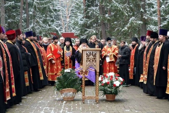 Молебен у поклонного креста мемориального комплекса «Катынь»