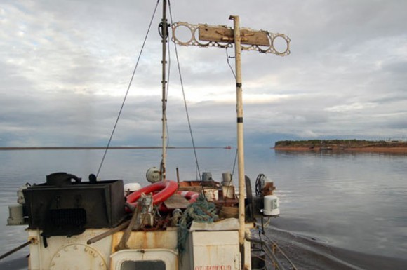 Река Мезень в устье - при впадении в Белое море. Справа - город Мезень, слева - поселок Каменка с ЛДК и морским портом.