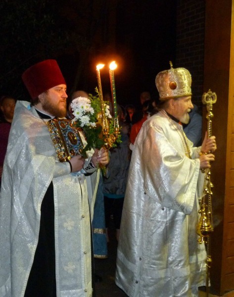 Архиепископ Анатолий и протоиерей Геннадий Андреев во время пасхального крестного хода в Манчестере