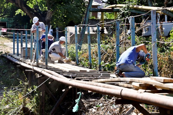 Баканка. Пешеходный мост. Восстанавливается волонтерами после наводнения еще десятилетней давности