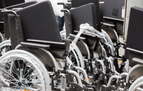 Инвалидные коляски для здоровых участников акции – абсолютно новые – подвезли на специальном грузовике прямо к парку