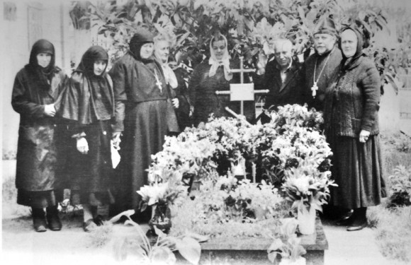 На могилке схиархимандрита Виталия (Сидоренко). 1992 год