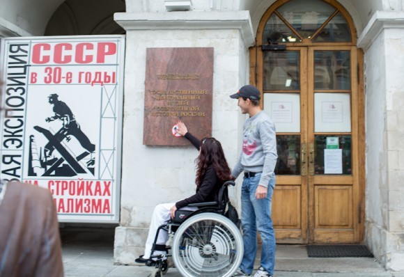 Например, если к Музею революции можно подъехать, то взобраться на высокое крыльцо инвалиду удается только с помощью здорового человека