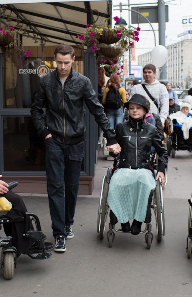 Анастасия в инвалидном кресле с 11 лет. Только помощь мужа помогает ей преодолевать все препятствия