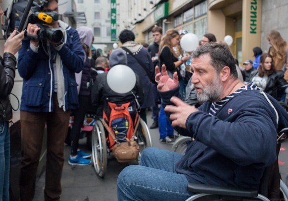Сергей Пархоменко рассказывает журналистам, как непросто быть «инвалидом»