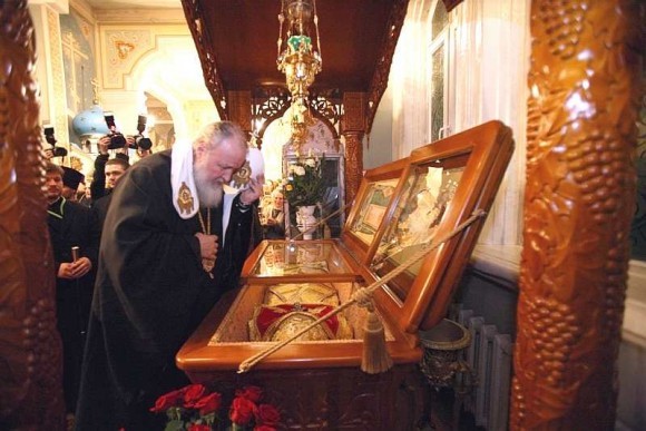 Патриарх Кирилл у мощей святителя Николая (Могилевского), 17 января 2010 года. Фото: nikolsky.kz  