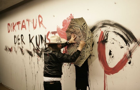 Группа Таджик Арт повторяет перфоманс Джонатана Меезе на открытии его выставки BABY 'KUNST' (METABOLISM ROCK'S)  в галерее "Риджина", 2009 год