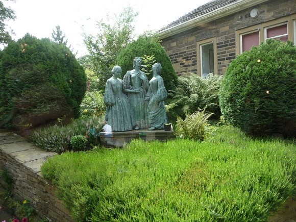 Статуя Сестер Бронте во внутреннем дворе Музея