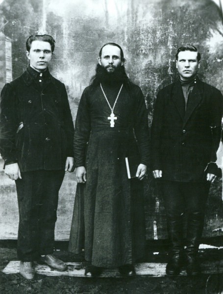 Священник Емелиан Киреев (в центре). Фото: spmm.ru
