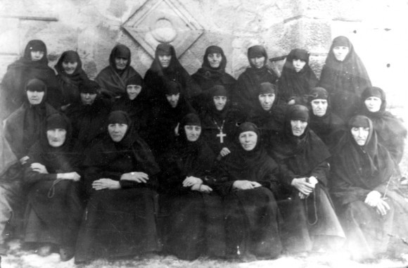 Монахини Теклатского монастыря в 1950-е гг. В центре игумения Кетеван (Ахвледиани)