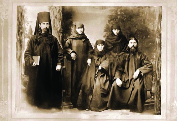 Преподобный Алексий с семьей: матерью монахиней Еленой, сестрами монахинями Евгенией и Саломе, братом иеромонахом Виссарионом